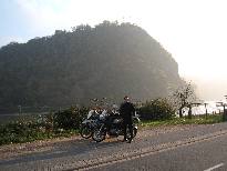 Achim mit unseren Motorrädern vor der Lorelei