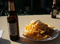 Portion Pommes und eine Flasche Alkoholfreies Bier
